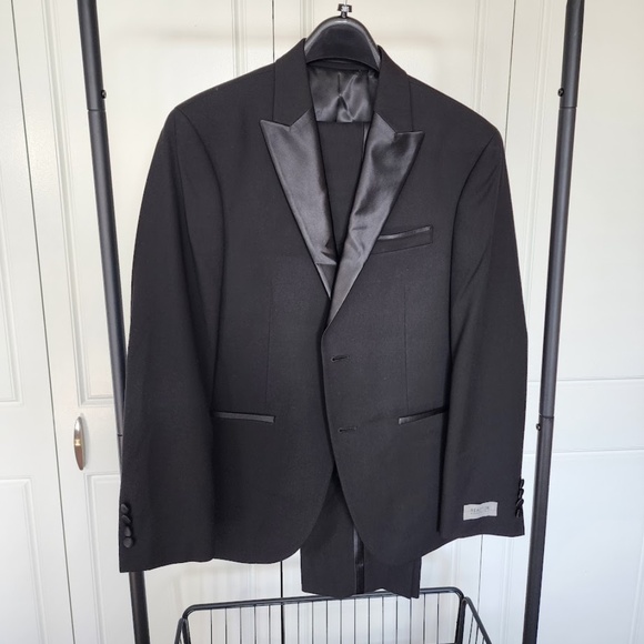 Kenneth Cole Reaction Tuxedo NWT 38S - Picture 1 of 15